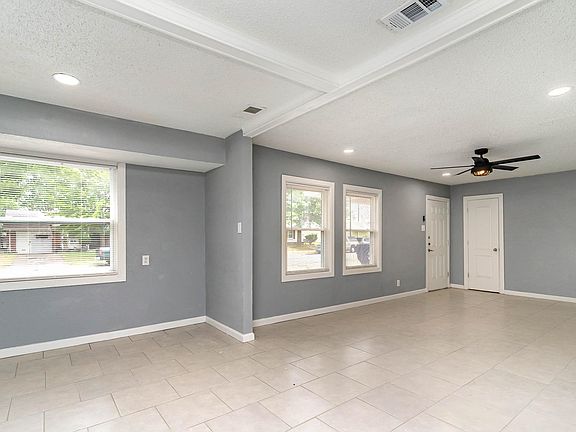 3rd image of 1711 Lynn Dr