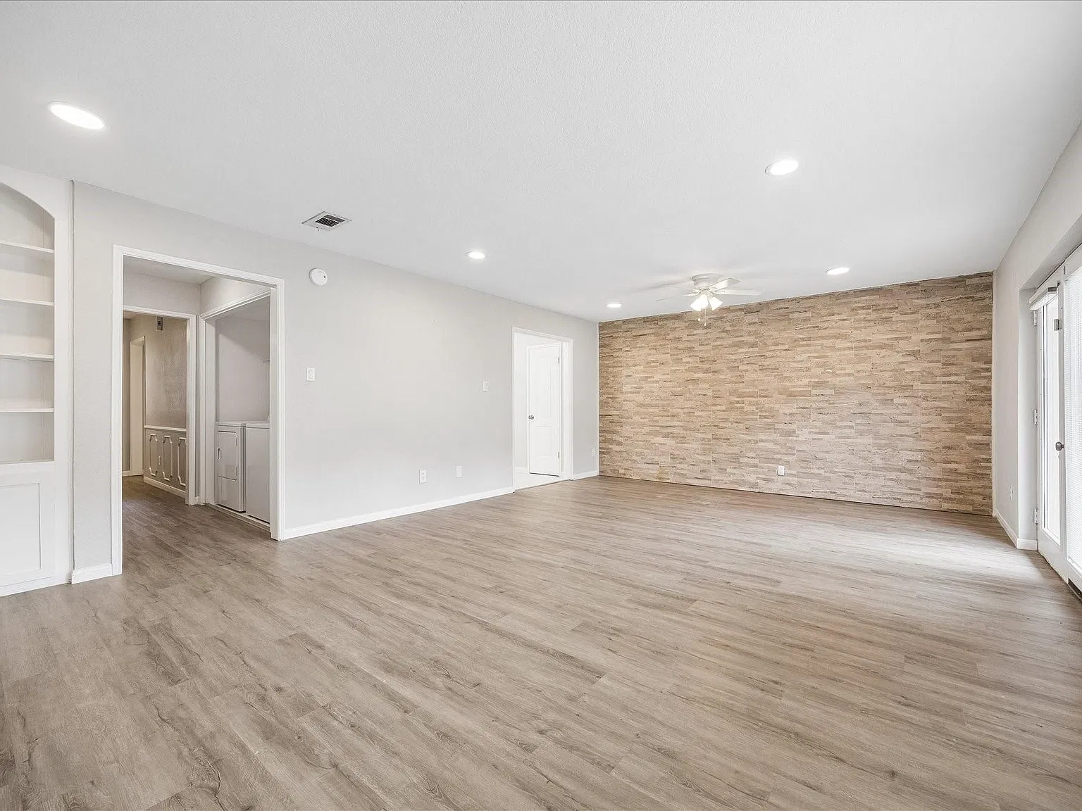 3 bed, 3.0 bath, 2082 sqft, $2,400 — Photo 3