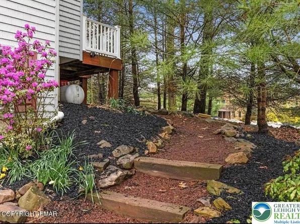 109 Laurelwoods Dr, Lake Harmony, PA 18624