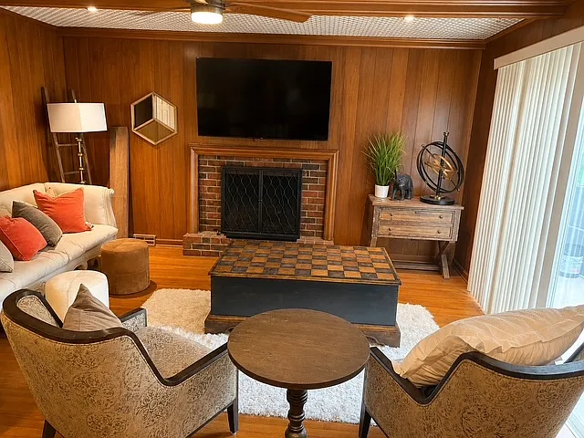 W 103rd St, Leawood — Photo 3