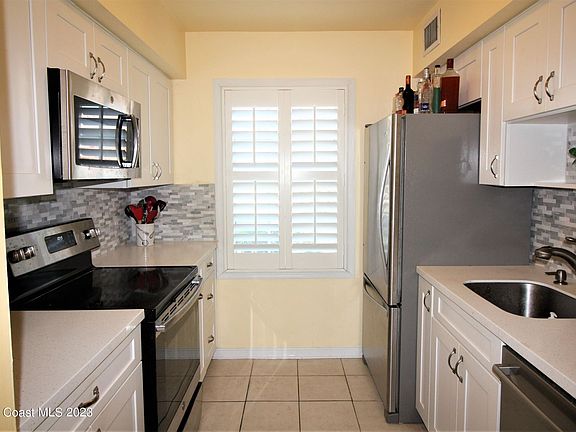 2nd image of 923 Jamestown Ave #103