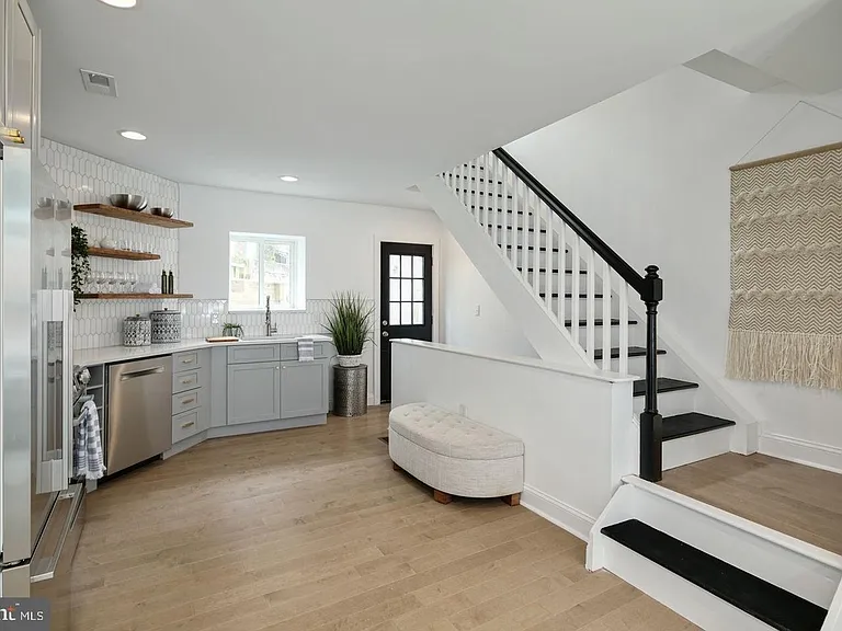 2409 Catharine St — Photo 10