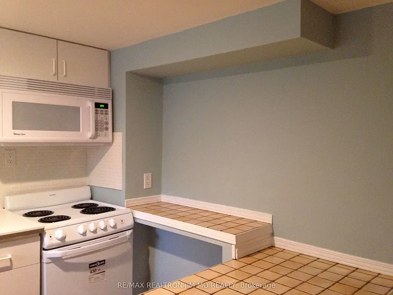 192 Maxome Ave — Photo 2