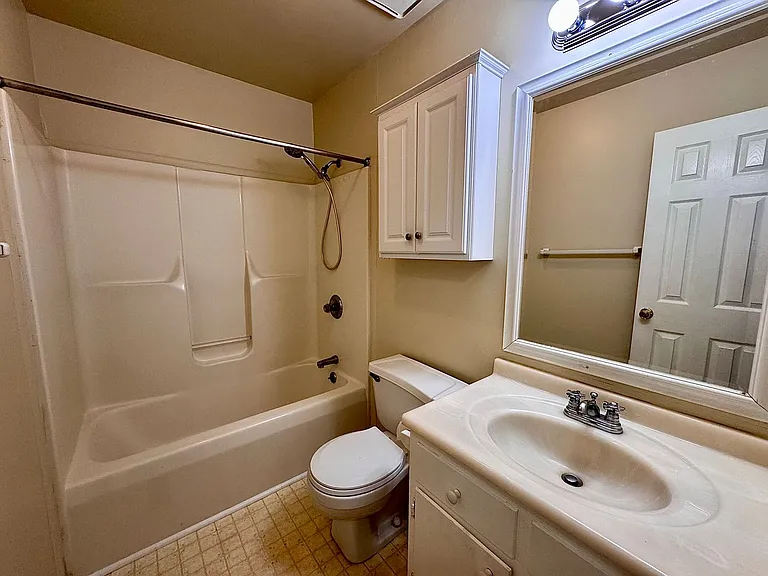 124 E Ferrell St — Photo 8