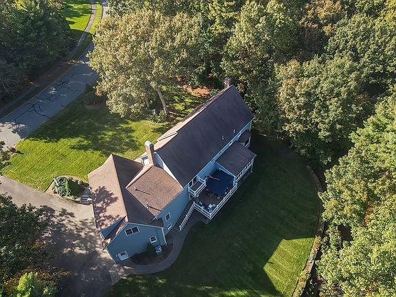4th image of 19 Windsor Dr