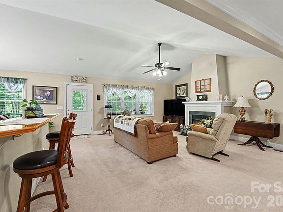 3rd image of 563 Marigold Dr