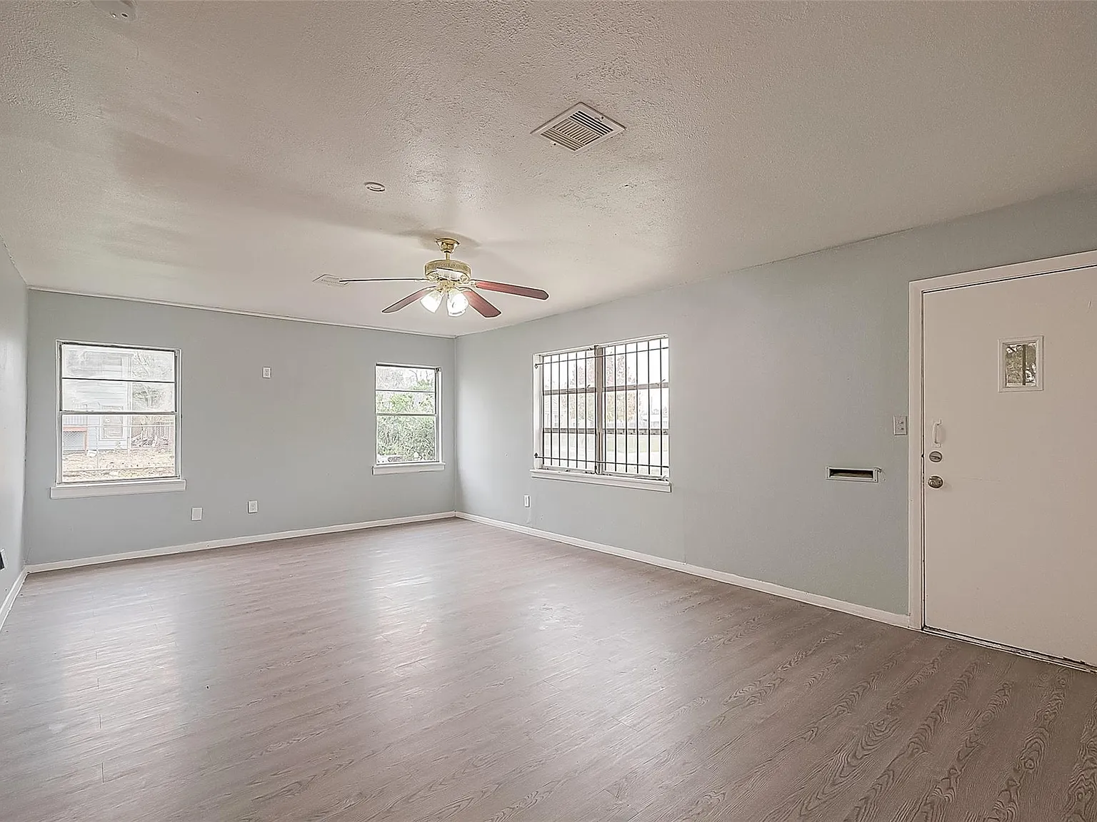 3 bed, 2.0 bath, 1018 sqft, $1,375 — Photo 3