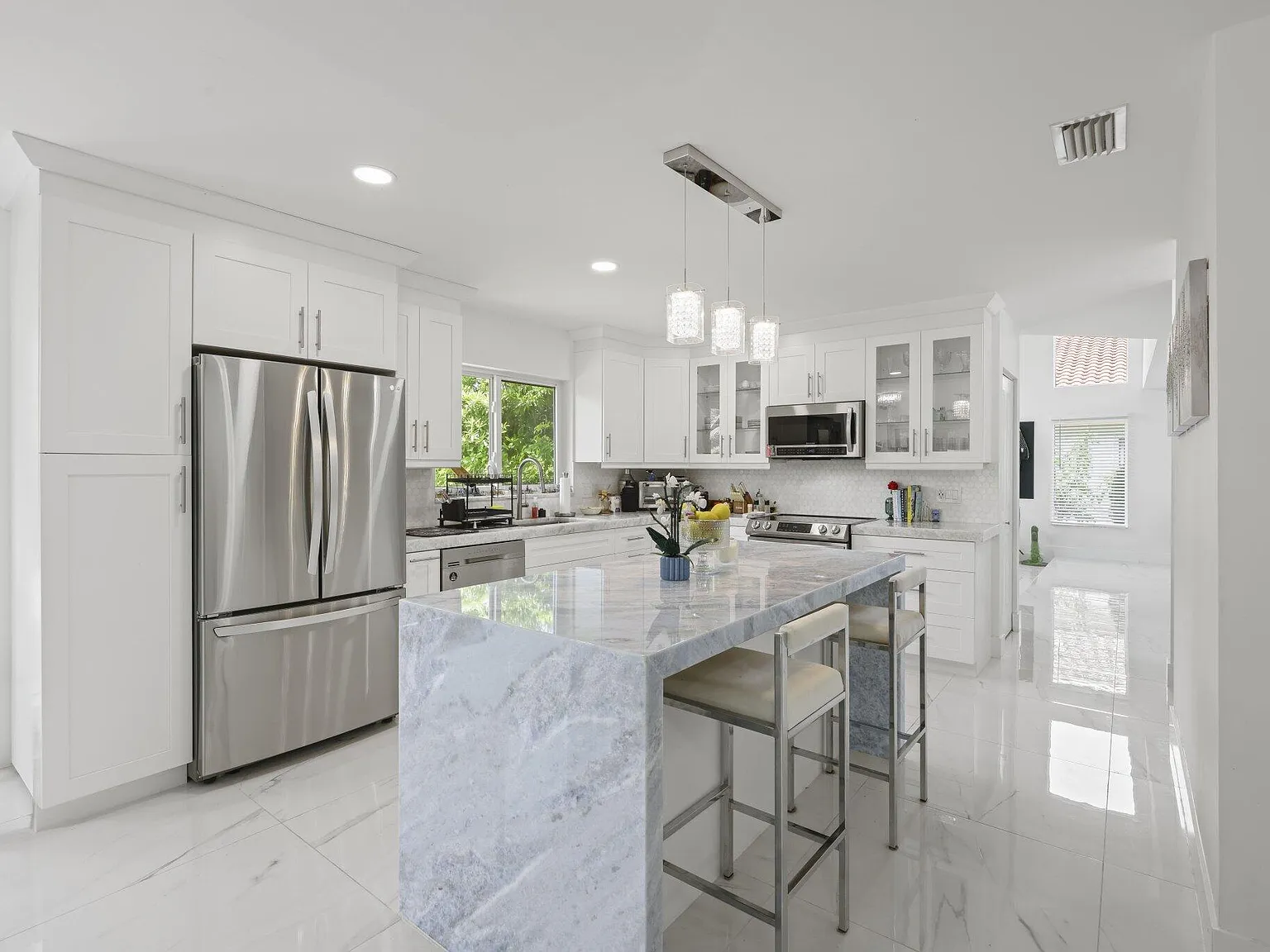 3 bed, 2.5 bath, 2585 sqft, $4,000 — Photo 3