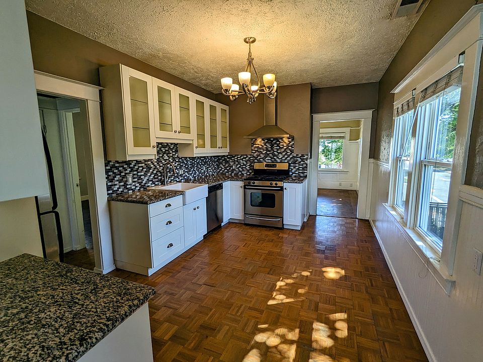 Large, eat in kitchen with granite counters, stainless steel appliances, mosaic tile backsplash, undercabinet lighting and lots of natural light.