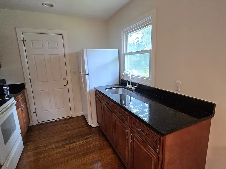 239 Lakeshore Dr #5 — Photo 2