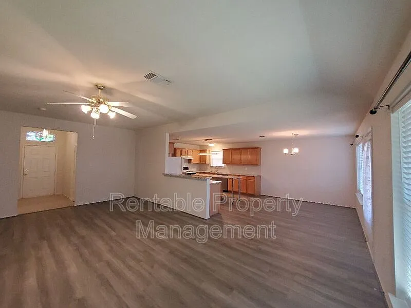 3 bed, 2.0 bath, 1758 sqft, $2,070 — Photo 4