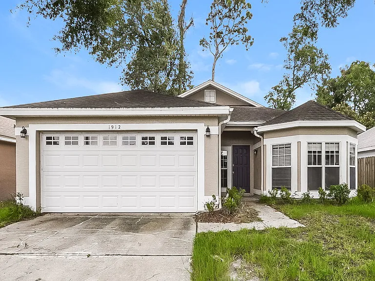 1912 Windsor Oak Dr — Photo 1