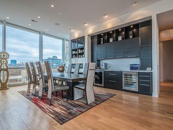 2nd image of 900 W Hubbard St Penthouse E