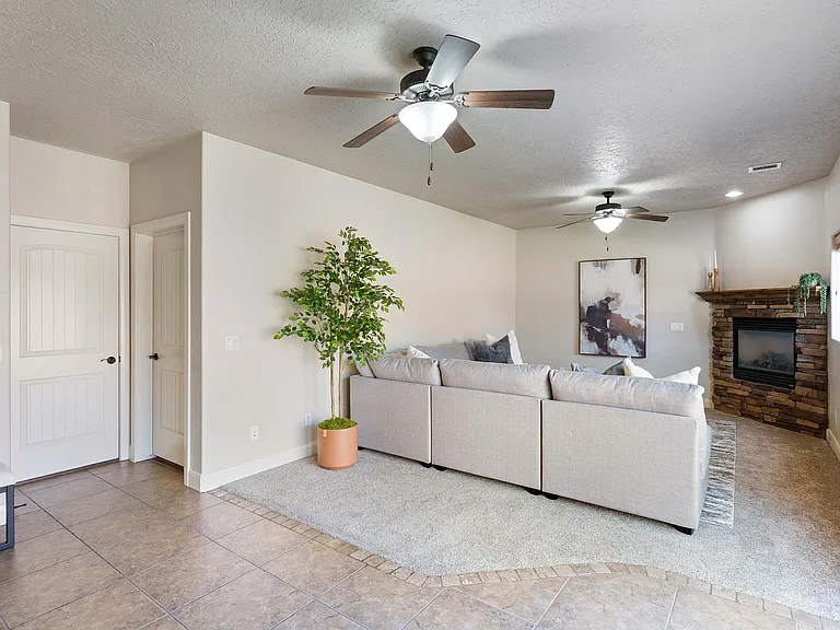 935 E Crooked Creek Dr — Photo 10