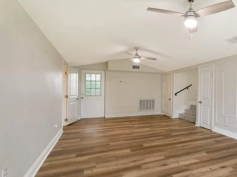 512 Avenue G — Photo 3