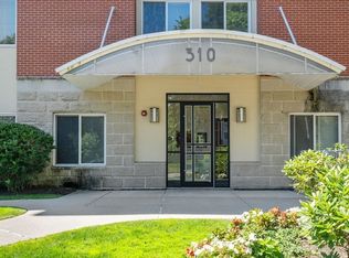 310 Hammond Pond Pkwy UNIT 203, Brookline, MA 02467