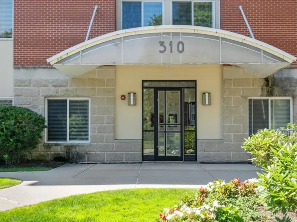 310 Hammond Pond Pkwy Unit 203, Brookline, MA 02467