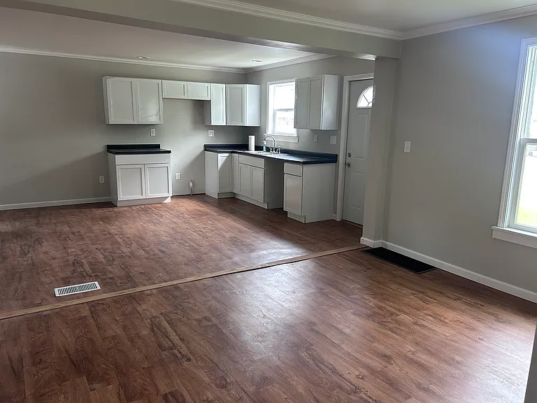 616 Grand St — Photo 9