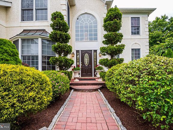 4th image of 18 Harvest Ln