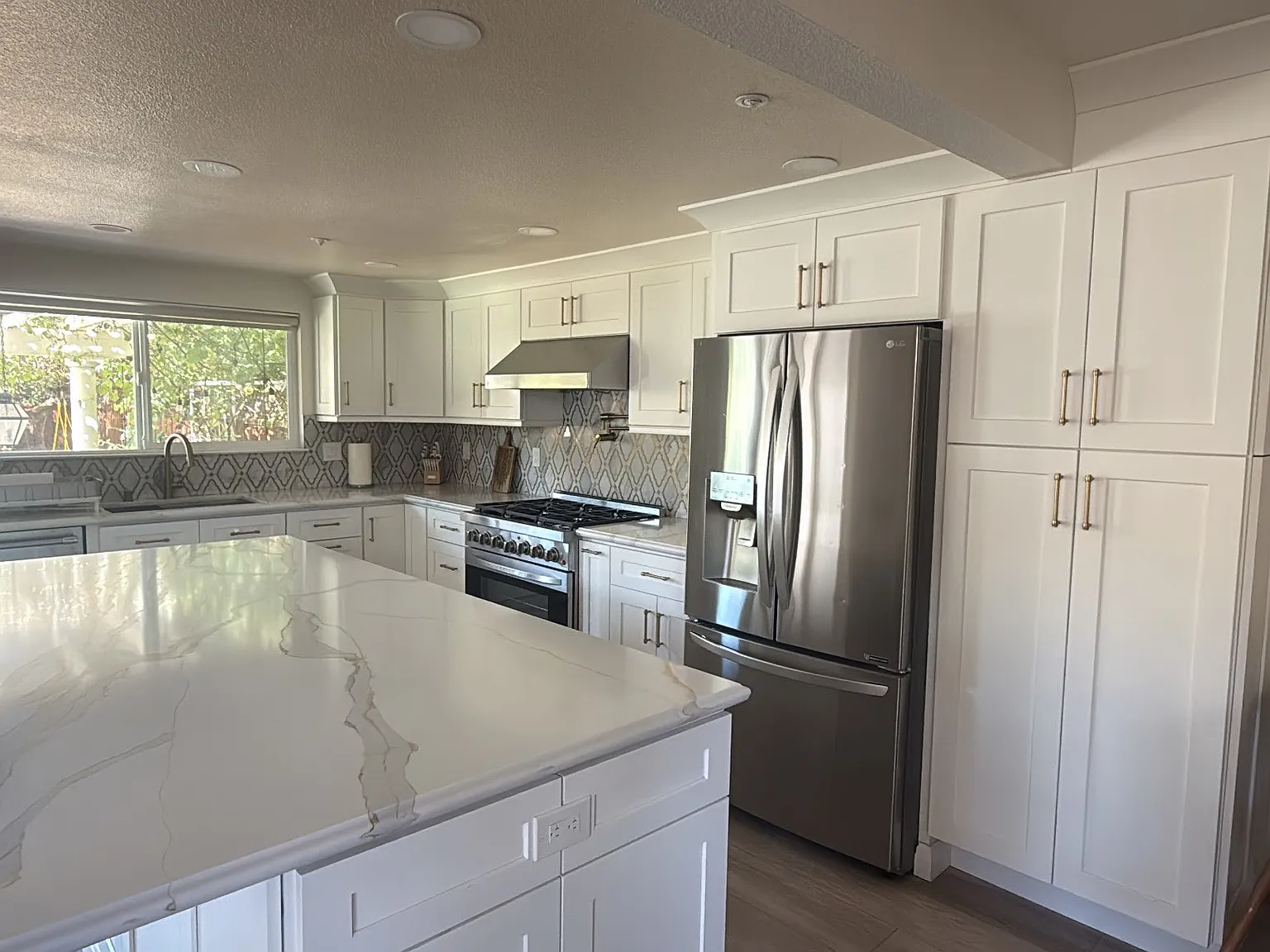 3 bed, 2.5 bath, 1723 sqft, $4,590 — Photo 2