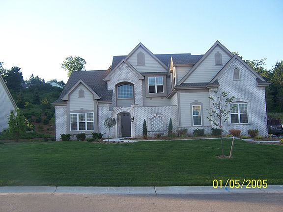 4th image of N52W21512 Taylors Woods Dr