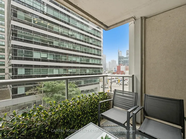 270 Wellington St W #412 — Photo 34