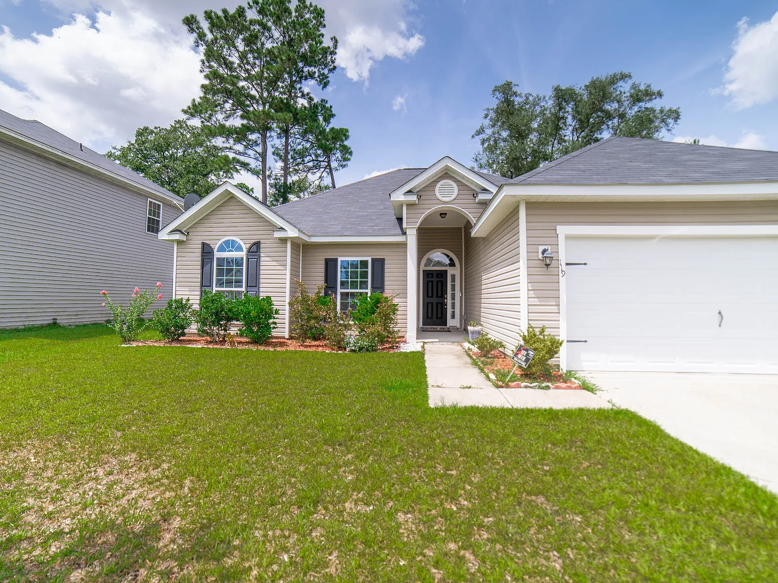 4 bed, 1651 sqft, $2,200 — Photo 2