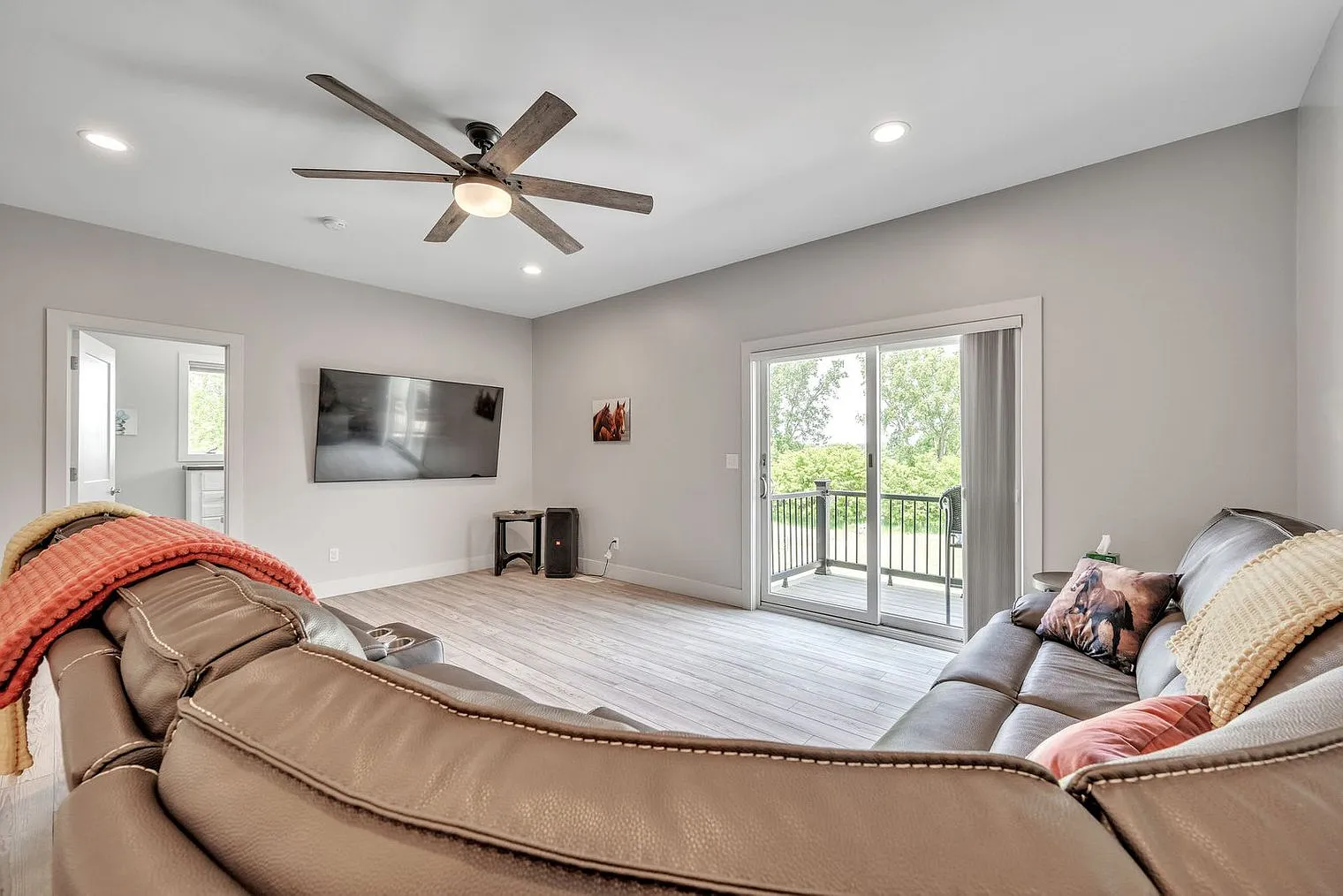 4 bed, 3.0 bath, 1948 sqft, $5,172 — Photo 2