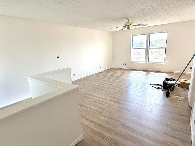 504 N Grove St — Photo 1