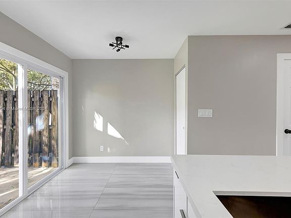 5th image of 2932 Dorchester Ln