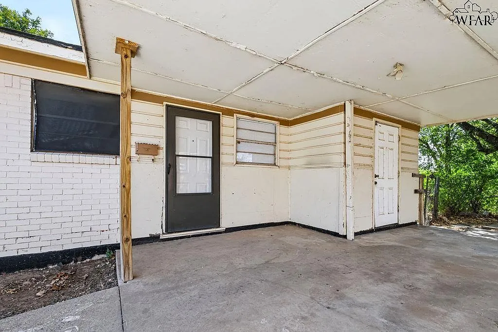 3 bed, 1.5 bath, 972 sqft, $995 — Photo 2