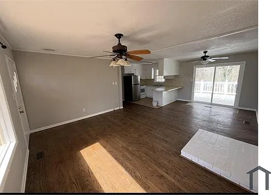 3 bed, 1058 sqft, $1,750 — Photo 2