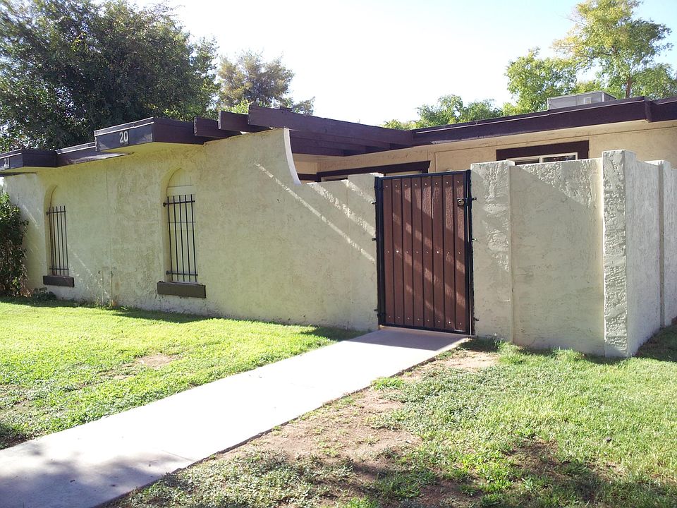 sidewalk view to unit