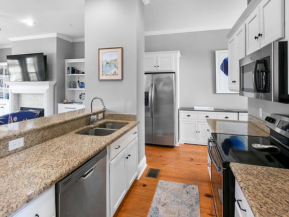4th image of 143 Riverfront Cir #143