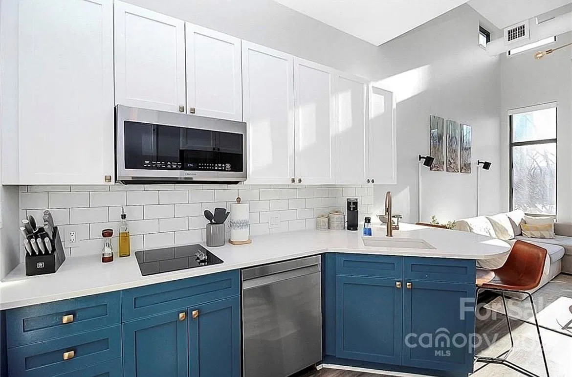 514 W 10th St — Photo 3