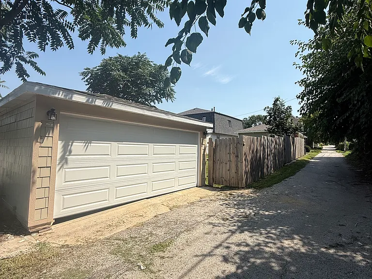 526 Ledochowski St — Photo 5