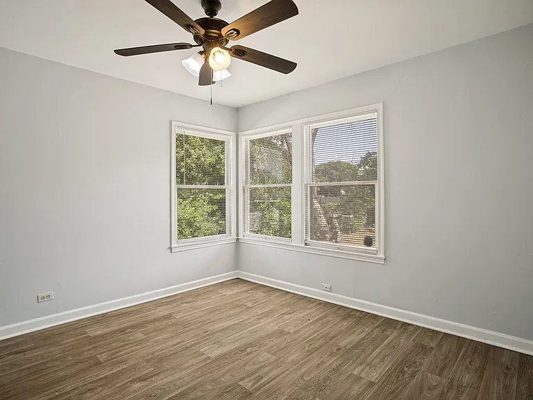 2514 Waverly Ave — Photo 18