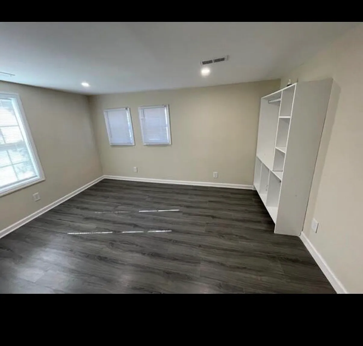 3 bed, 980 sqft, $1,980 — Photo 2