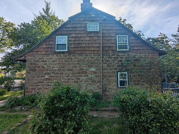 4th image of 618 River Rd