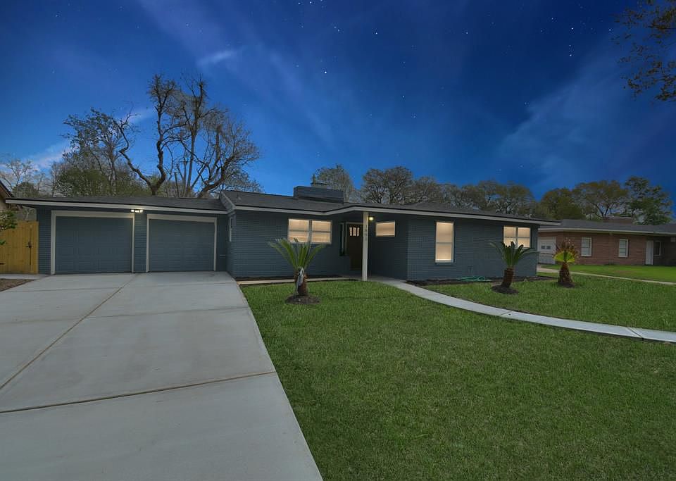 1st image of 1801 Oaks Dr