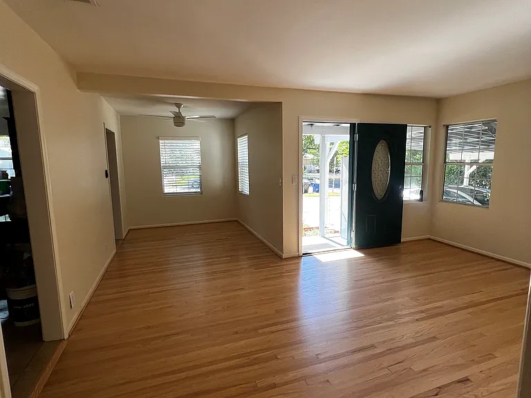 8917 Rathburn Ave — Photo 2