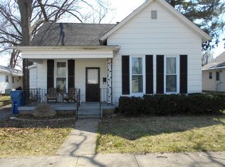 111 W Maple St, Flora, IL 62839