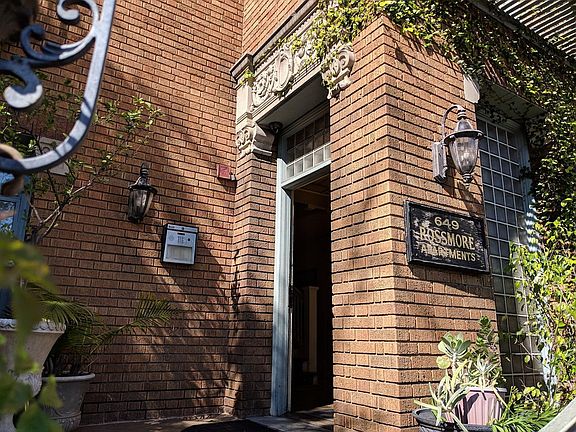 2nd image of 649 1/4 N Rossmore Ave #307