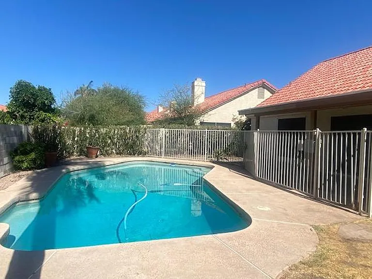 1249 E Laurel Ave — Photo 4