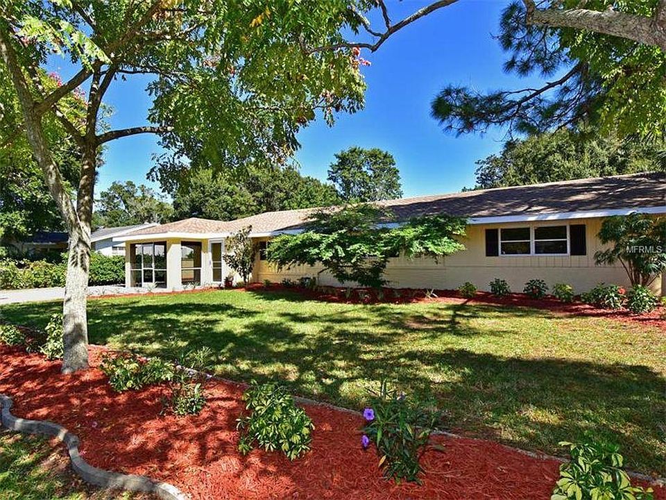 3 BEDROOM AND 3 BATHROOM REMODELED HOUSE JUST LAST YEAR