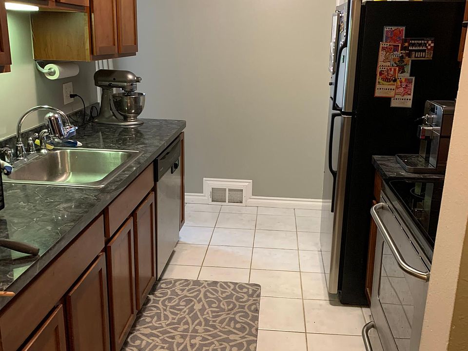 1st image of 925 Laprairie St APT 220