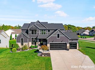 8046 Golden Oak Dr, Jenison, MI 49428