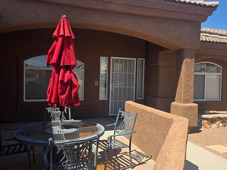 2121 E Desert Lakes Dr — Photo 3