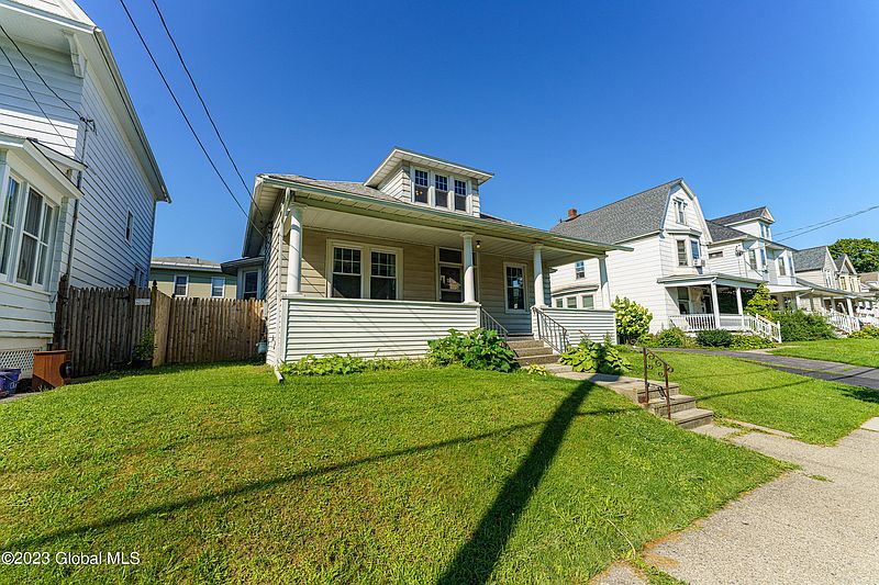 2nd image of 824 Lancaster Street