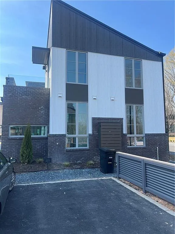 3 bed, 3.0 bath, 1496 sqft, $5,800 — Photo 3